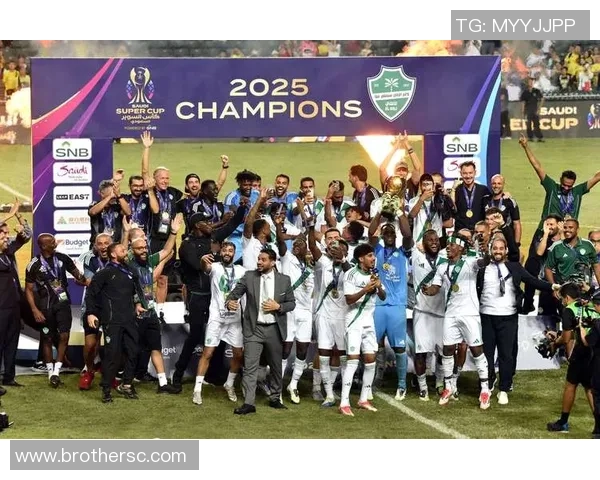 足球明星意外偷走队友进球瞬间引发热议赛场内外反响不一